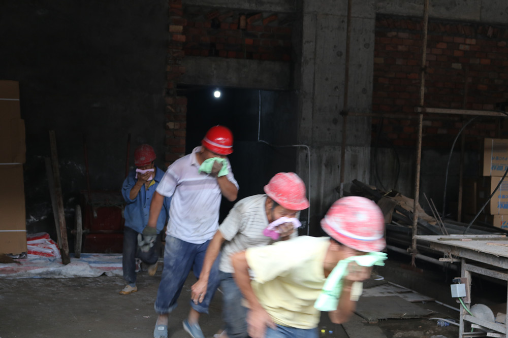 福建易順建筑工程有限公司“東升商城”工程2017年度《安全生產月》消防、救援應急演練