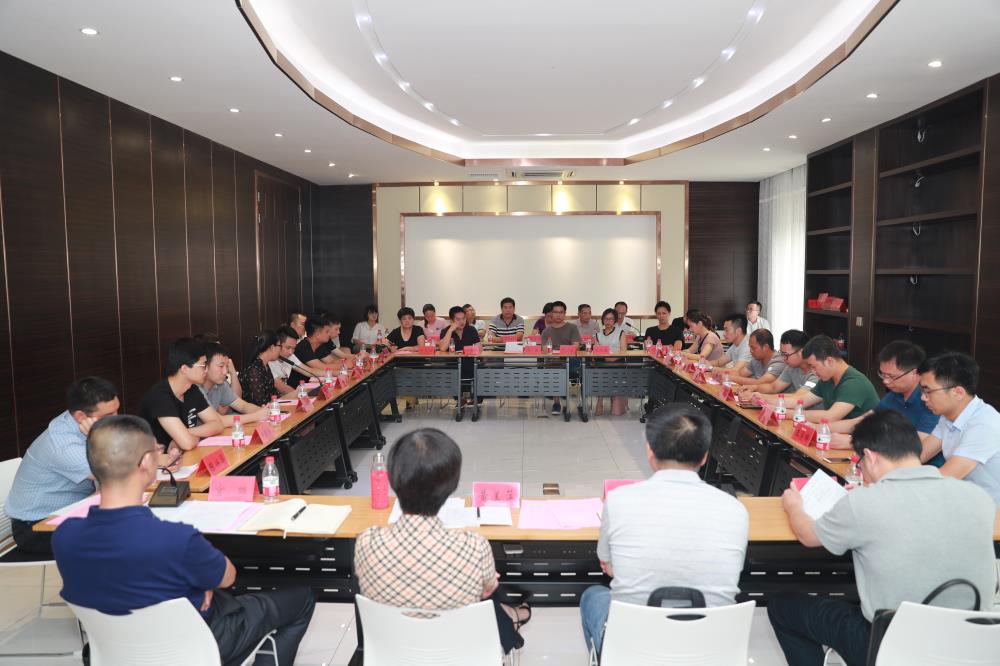由（縣委常委、政法委書記）官雄主持、黃美萍（縣委書記）蘇建旗（縣長）參加“村企結(jié)對、真情幫扶”簽約授牌儀式、