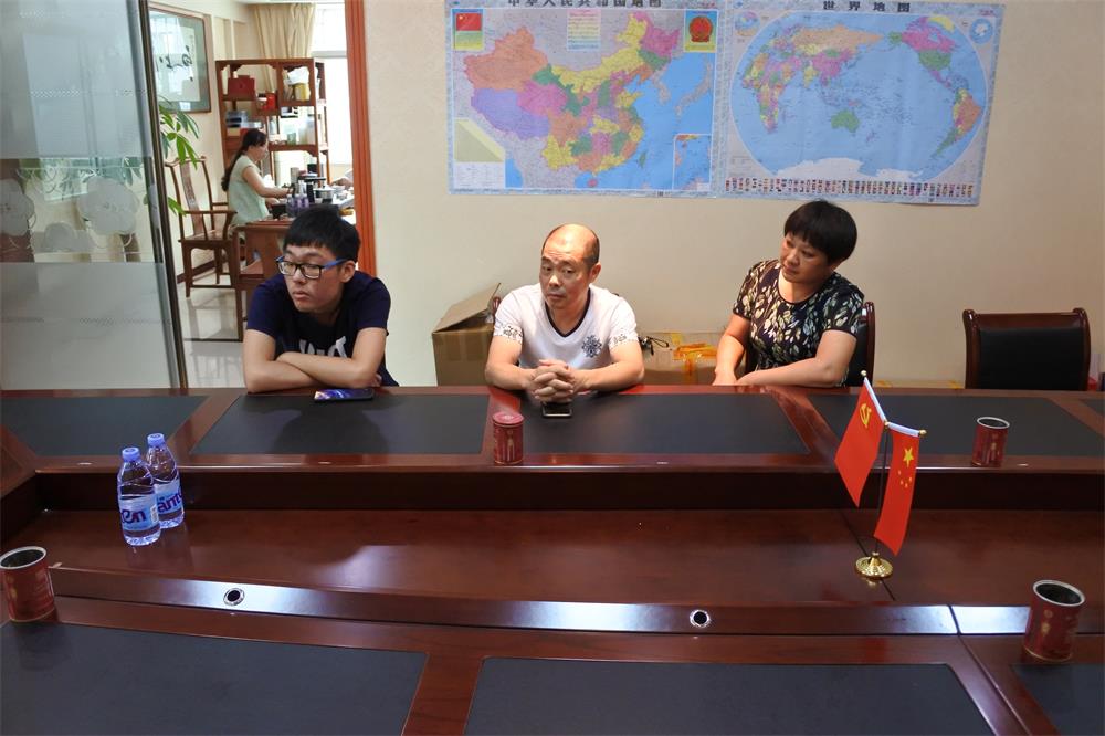 知識(shí)改變?nèi)说拿\(yùn)，公司職工子女考上大學(xué) 單位頒發(fā)助學(xué)金