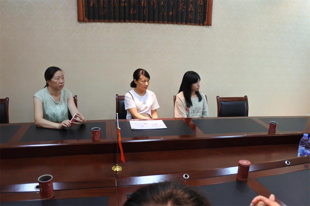 知識(shí)改變?nèi)说拿\(yùn)，公司職工子女考上大學(xué) 單位頒發(fā)助學(xué)金