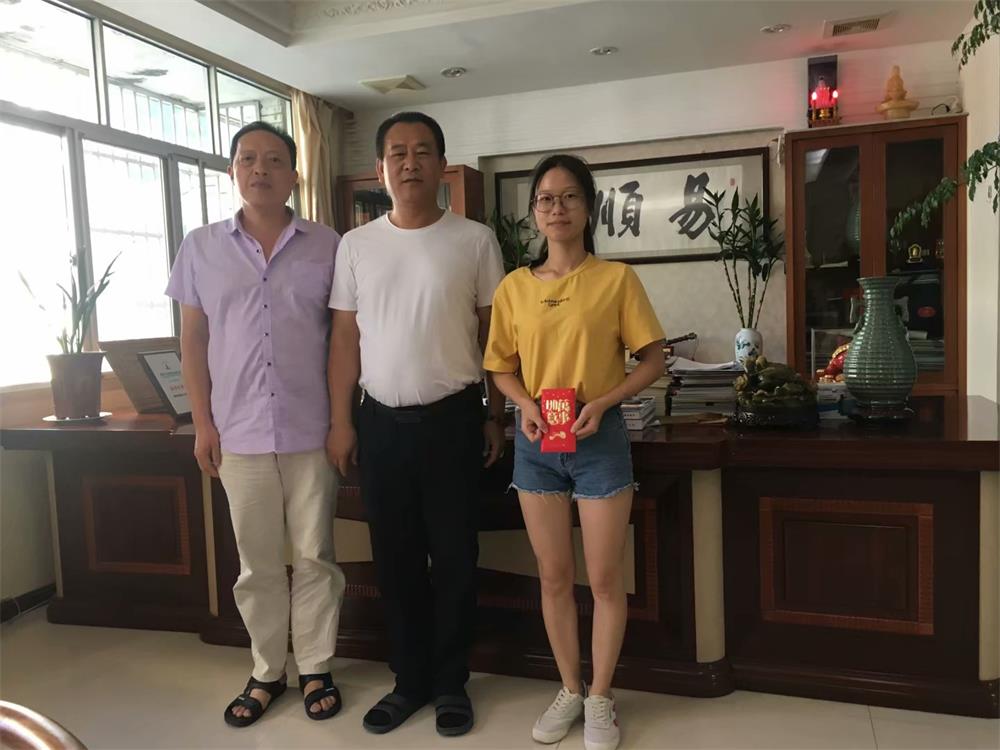 知識(shí)改變?nèi)说拿\(yùn)，公司職工子女考上大學(xué) 單位頒發(fā)助學(xué)金