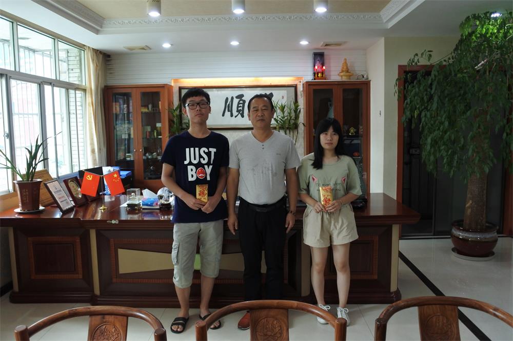 知識(shí)改變?nèi)说拿\(yùn)，公司職工子女考上大學(xué) 單位頒發(fā)助學(xué)金