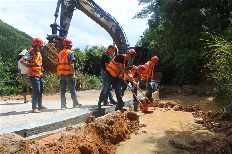 福建易順建筑工程有限公司提供技術(shù)人員和設備幫助祖墩鄉(xiāng)進行災后重建