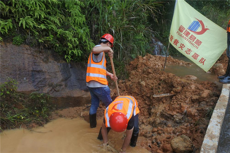 福建易順建筑工程有限公司提供技術(shù)人員和設備幫助祖墩鄉(xiāng)進行災后重建