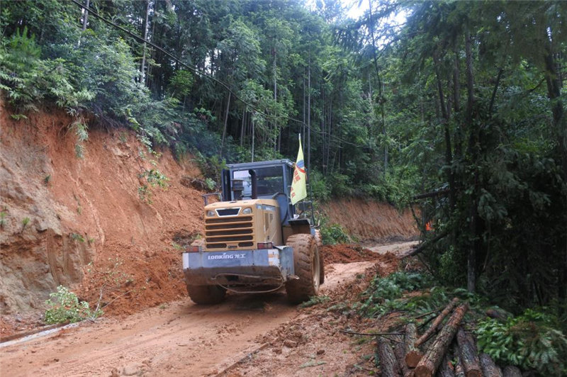 福建易順建筑工程有限公司提供技術(shù)人員和設備幫助祖墩鄉(xiāng)進行災后重建
