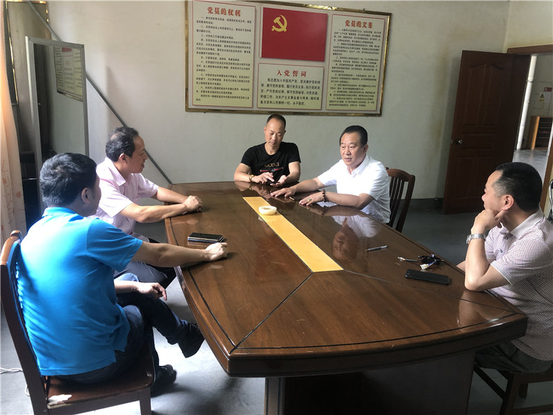 縣企聯(lián)會常務(wù)副會長、秘書長、松源商會會長李易順帶隊走訪企業(yè)