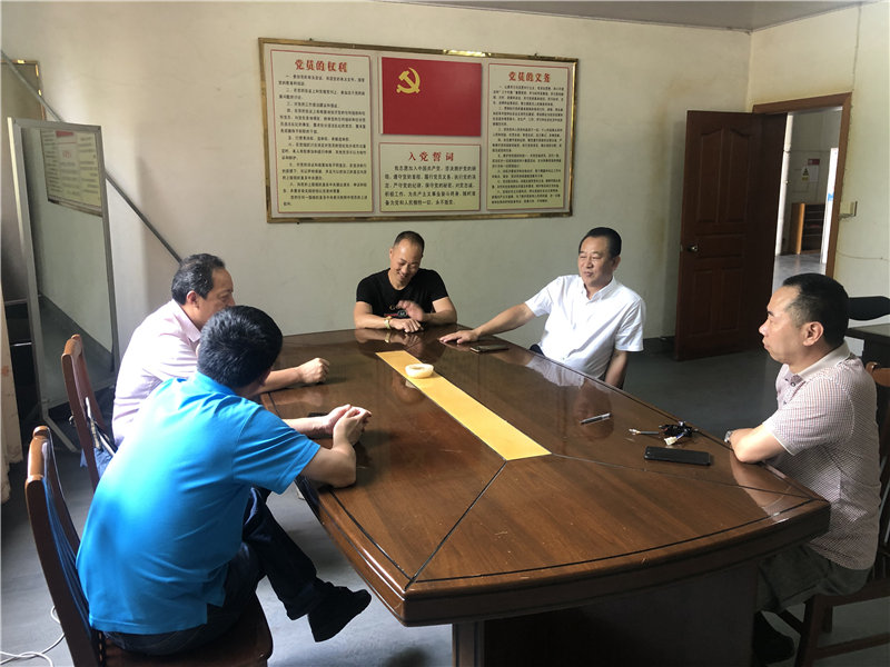 縣企聯(lián)會常務(wù)副會長、秘書長、松源商會會長李易順帶隊走訪企業(yè)