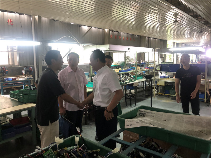 縣企聯(lián)會常務(wù)副會長、秘書長、松源商會會長李易順帶隊走訪企業(yè)
