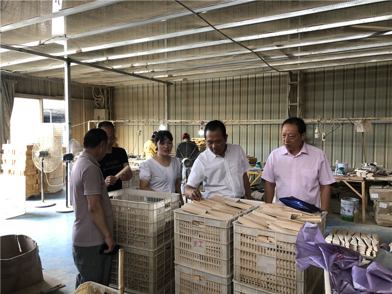 縣企聯(lián)會常務(wù)副會長、秘書長、松源商會會長李易順帶隊走訪企業(yè)