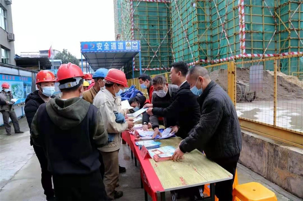 工農(nóng)路農(nóng)貿(mào)市場及安置房綜合體項(xiàng)目部攜手松溪縣總工會、司法局聯(lián)合開展農(nóng)民工公益法律服務(wù)行動