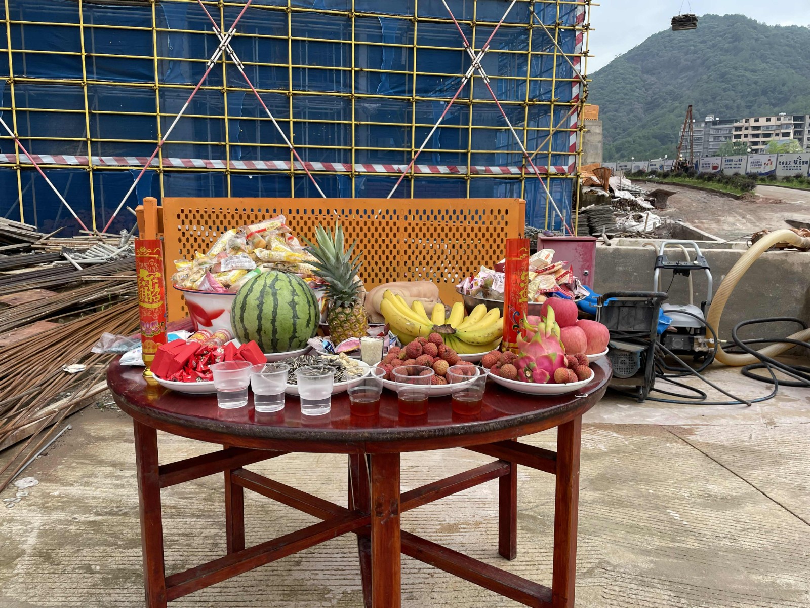易順建工集團(tuán)有限公司承建的福建松溪經(jīng)濟(jì)開(kāi)發(fā)區(qū)東園新型紡織專(zhuān)業(yè)園標(biāo)準(zhǔn)化廠房項(xiàng)目一期工程順利封頂!
