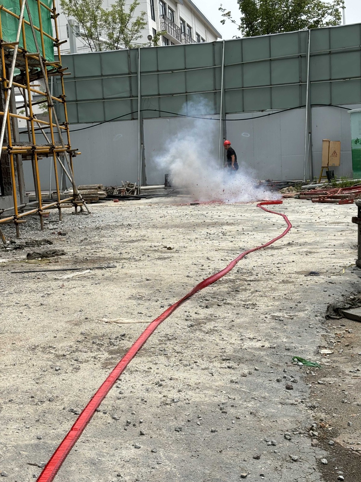 易順建工集團(tuán)有限公司承建的“松溪縣湛盧書(shū)苑商住小區(qū)”工程順利封頂!