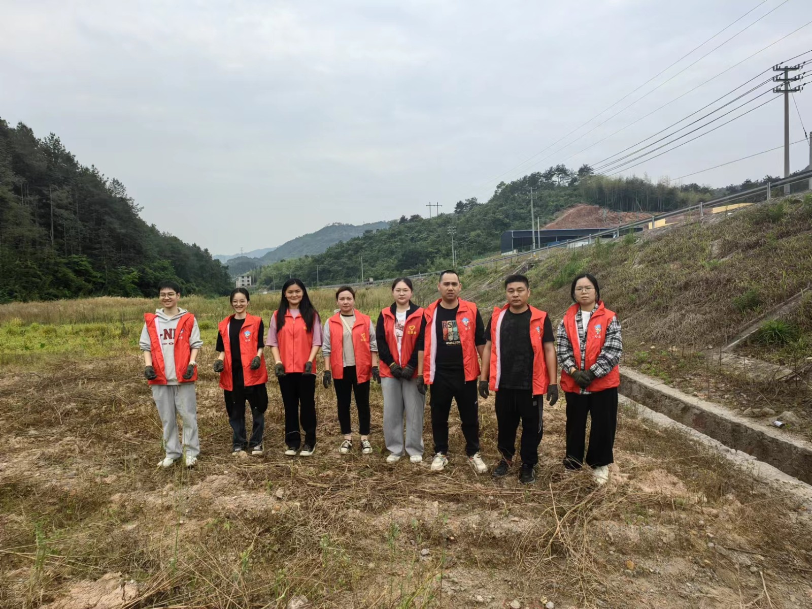 易順建工集團(tuán)有限公司入黨積極分子參加南門村、錢園橋村撂荒地整治活動(dòng)