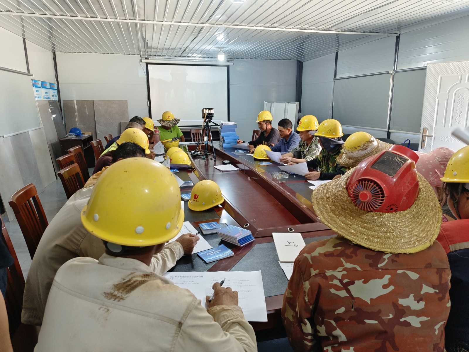 南平市質(zhì)量安全協(xié)會開展工傷預(yù)防系列宣傳活動,為安全生產(chǎn)保駕護航