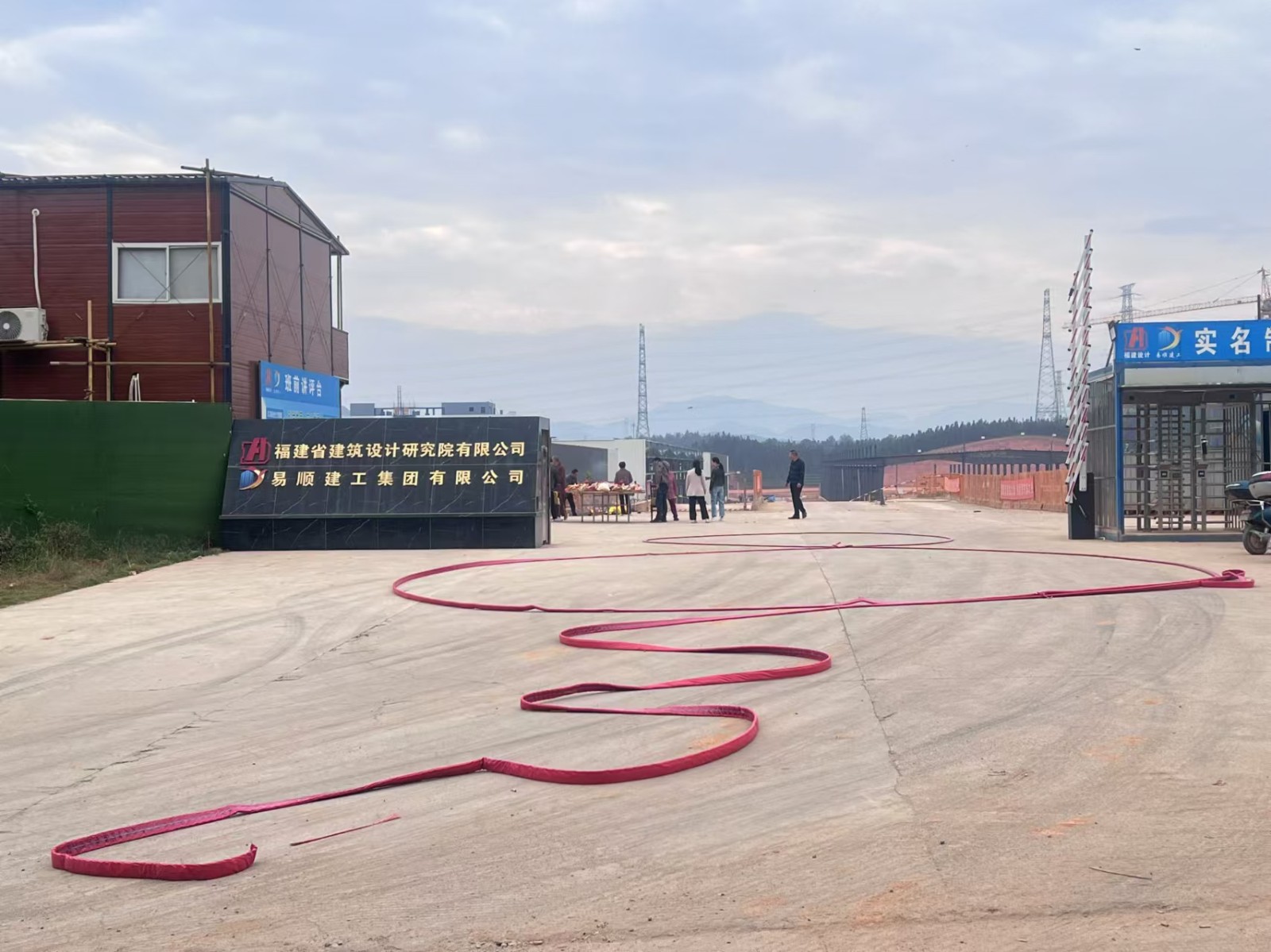 易順建工集團有限公司承建的松溪縣三和循環(huán)經(jīng)濟產(chǎn)業(yè)園標(biāo)準(zhǔn)化廠房和基礎(chǔ)設(shè)施提升項目——標(biāo)準(zhǔn)化廠房建設(shè)項目封頂大吉!