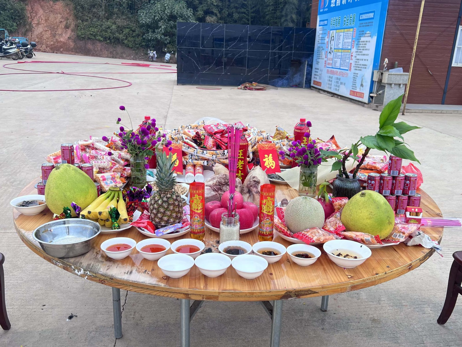 易順建工集團有限公司承建的松溪縣三和循環(huán)經(jīng)濟產(chǎn)業(yè)園標(biāo)準(zhǔn)化廠房和基礎(chǔ)設(shè)施提升項目——標(biāo)準(zhǔn)化廠房建設(shè)項目封頂大吉!