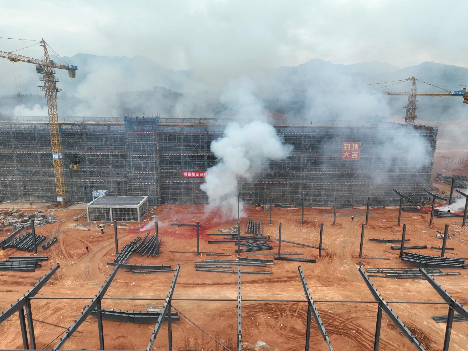易順建工集團有限公司承建的松溪縣三和循環(huán)經(jīng)濟產(chǎn)業(yè)園標(biāo)準(zhǔn)化廠房和基礎(chǔ)設(shè)施提升項目——標(biāo)準(zhǔn)化廠房建設(shè)項目封頂大吉!