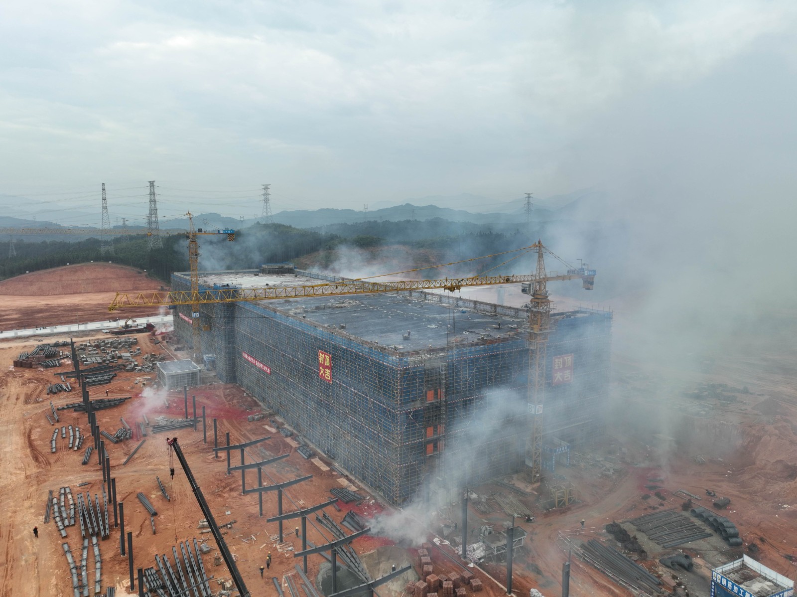 易順建工集團有限公司承建的松溪縣三和循環(huán)經(jīng)濟產(chǎn)業(yè)園標(biāo)準(zhǔn)化廠房和基礎(chǔ)設(shè)施提升項目——標(biāo)準(zhǔn)化廠房建設(shè)項目封頂大吉!