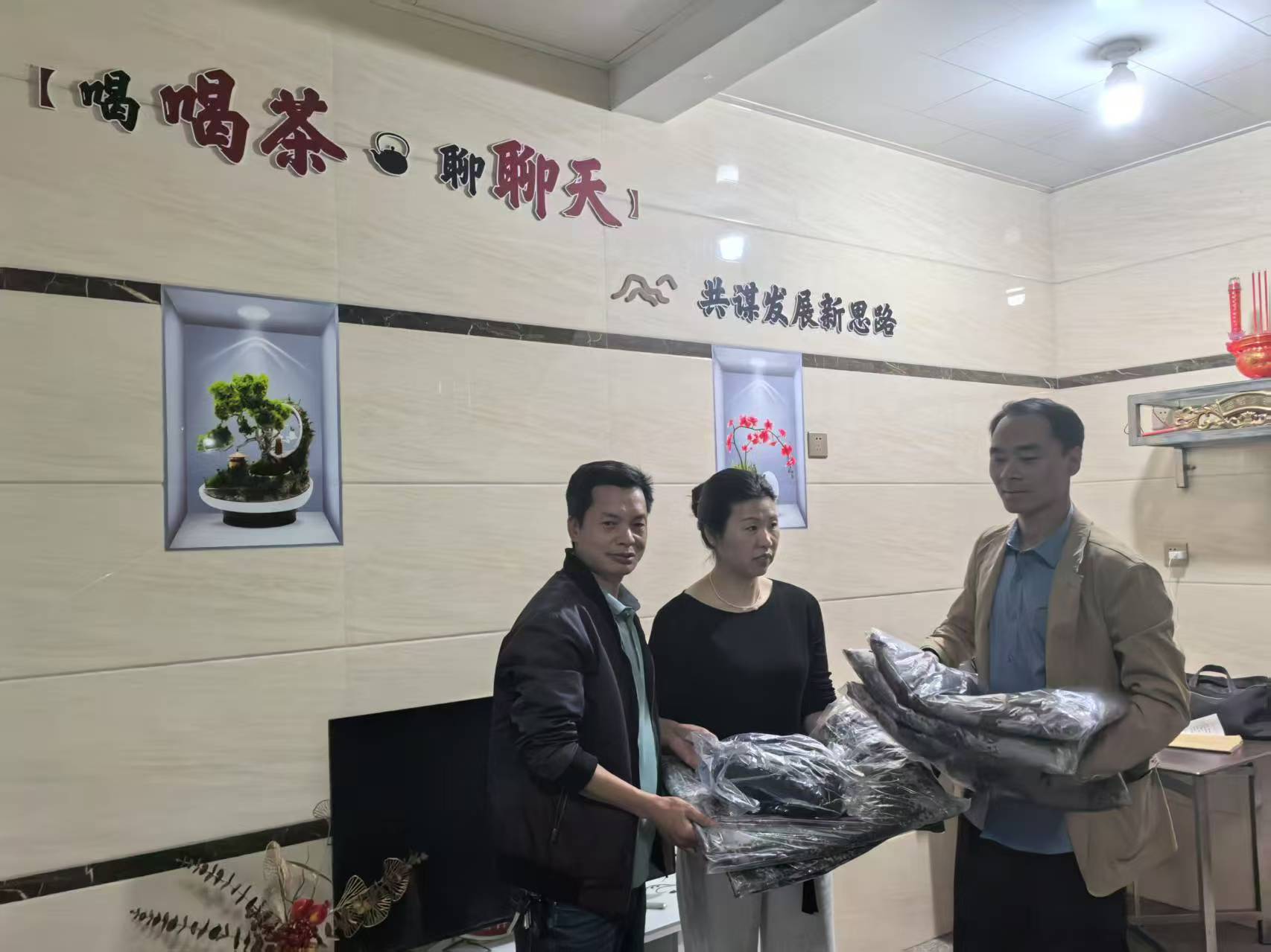易順建工集團(tuán)有限公司向松源街道錢(qián)園橋村捐贈(zèng)16套迷彩服